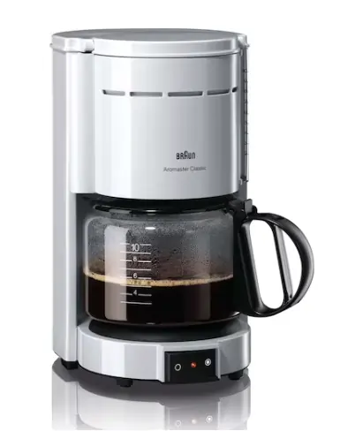 Grau-weisse Kaffemaschine mit Kaffeefuellung in Wasserbehaelter von Braun Household